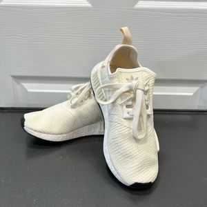 Adidas Wonder sneaker NMD_R1 cream and gold size 6